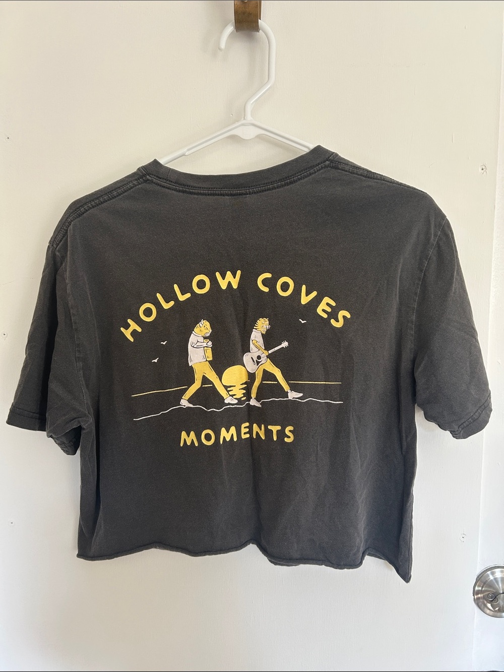 Hollow Coves Black Graphic Cropped Tee